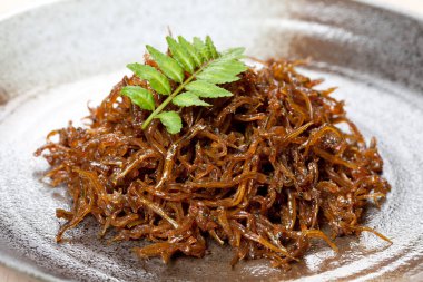 Ikanago no kugini (soya sosunda kaynatılmış kum yılanbalığı). Japon mutfağı.