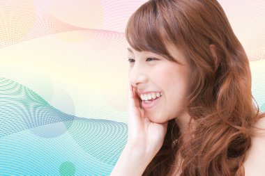 Güzel bir Japon kadının portresi canlı, renkli bir arka plana karşı..