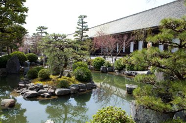 Güzel antik Japon tapınağının manzaralı görüntüsü.