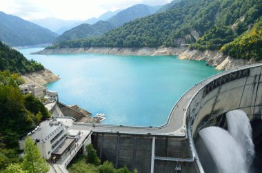 Yeşil dağların arasına kurulmuş bir baraj.