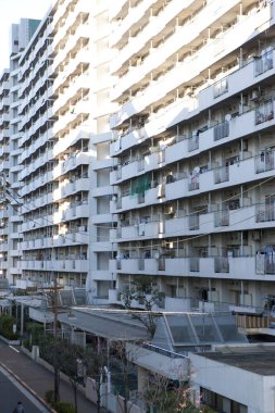 Modern Japon mimarisi olan bir şehrin gündüz fotoğrafı..