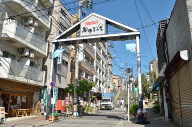 Japon şehrinin dar sokak manzarası