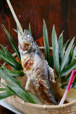 Yeşil yapraklı ızgara balık.