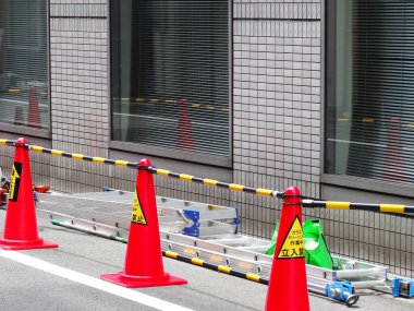 Binanın yanındaki merdivenli inşaat alanı bariyerleri