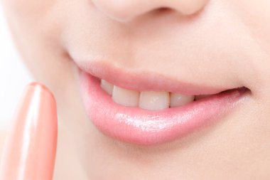 Gülümseyen Asyalı güzel bir kadının yakın plan portresi.