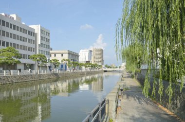 Nehir ve binaların olduğu şehir manzarası