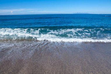 Dalgalı mavi deniz suyu manzarası       