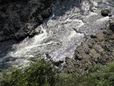 Dağlardaki nehrin güzel manzarası      