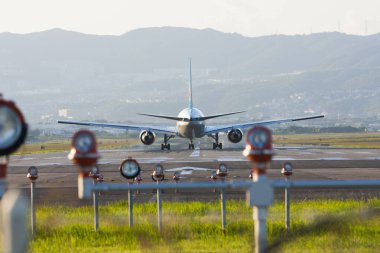 Yolcu uçağı havaalanında. 