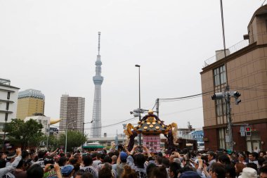 İnsanlar Tokyo, Japonya 'da düzenlenen geleneksel Kanda Matsuri festivaline katılıyor                 
