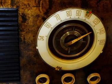 Dokulu yüzeyi olan klasik radyo kadranını yakın plan göster