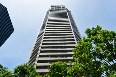 Gökdelenlerin alçak açılı görüntüsü. Tokyo, Japonya 