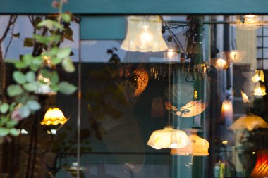 Dekoratif lambalar aydınlatıcı, rahat kafenin pencere görüntüsü