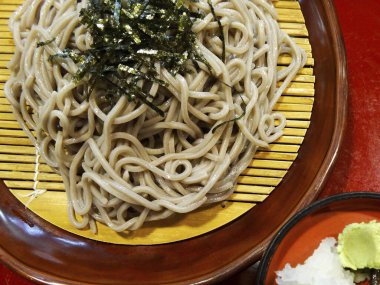 Arka planda yosun olan Japon erişteleri, yakın plan.