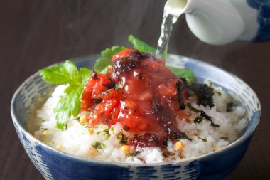 Japon yemeği, sebzeli pilav ve tavuk.