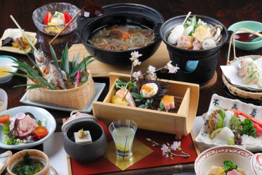 Masada servis edilen çeşitli geleneksel Japon yemekleri.