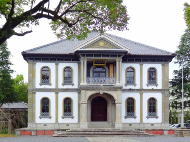 Büyük pencere ve sütunların yer aldığı zarif tarihi bina