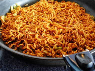 Sos ve baharatlı kızarmış eriştenin yakın plan görüntüsü. 