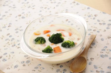 Brokoli ve sebzeli kremalı çorba. 