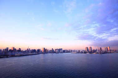 Şehirdeki modern binaların ışıklarıyla, kentsel arka planlarıyla 