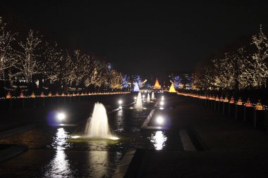 Noel ışıklarıyla şehir caddesinin gece manzarası