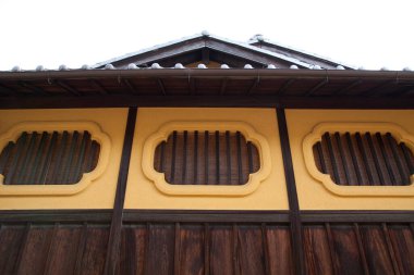 Güzel antik Japon tapınağının manzaralı görüntüsü.