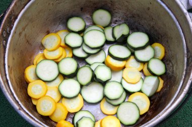 Dilimlenmiş sarı ve yeşil kabak parçaları.