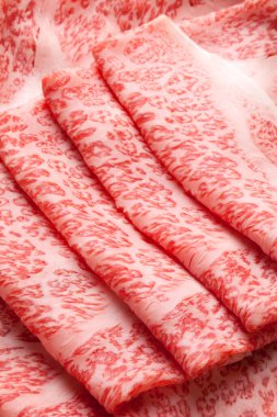 Tabakta çiğ et dilimleri, yakın plan. 