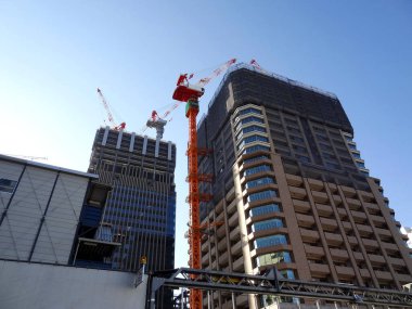 Vinçler ve mavi gökyüzü karşı Şantiye Binası