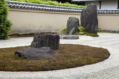 Geleneksel Japon kaya bahçesinin güzel manzarası          