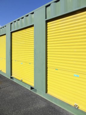 Sarı metal kapıları olan depolar.
