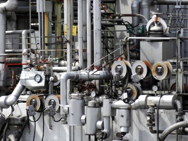 Endüstri bölgesi. Birçok borusu olan petrol rafinerisi ekipmanları