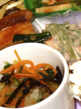 Renkli sebzeler ve taze böreklerin yanında yosun salatası.