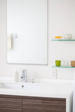 Hafif banyo iç mimarisi, modern tarz.