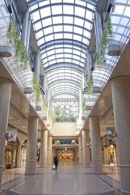 Diamor Osaka 'nın içi, Japonya' nın Osaka bölgesindeki Umeda bölgesinde büyük bir yeraltı alışveriş merkezi.