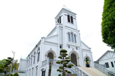 Şehirdeki kilisenin manzarası