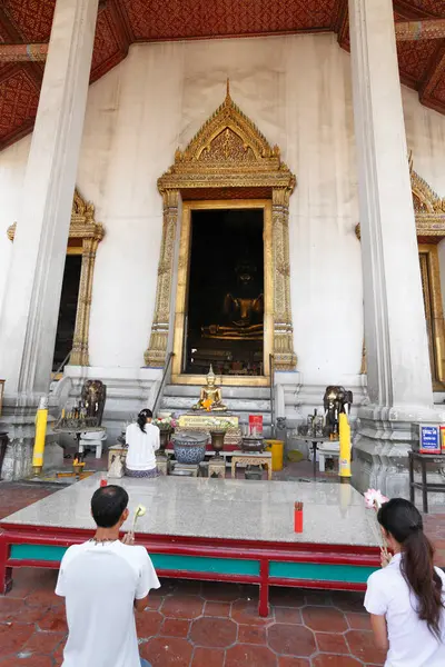 Люди Молятся Храме Ват Арун Бангкоке Таиланд — стоковое фото