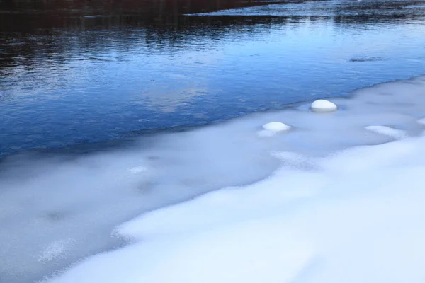 Χιόνι Καλύπτονται Ποτάμι Χειμώνα — Φωτογραφία Αρχείου