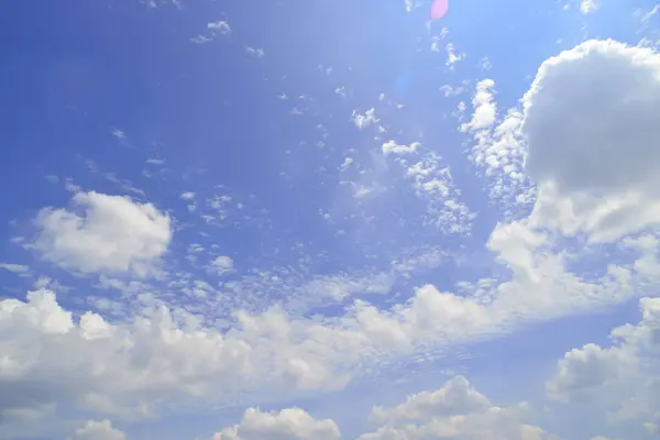 Vakker Utsikt Skyene Den Blå Himmelbakgrunnen – stockfoto
