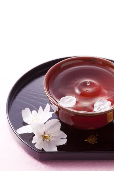 Kopp Färskt Med Sakura Blommor Rosa Bakgrund — Stockfoto
