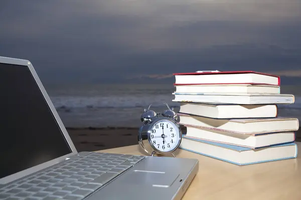 Закрыть Ноутбук Стопку Книг Часы Берегу Моря — стоковое фото