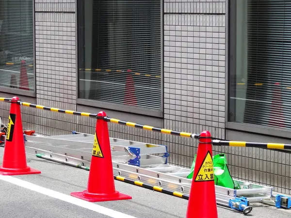 Binanın yanındaki merdivenli inşaat alanı bariyerleri