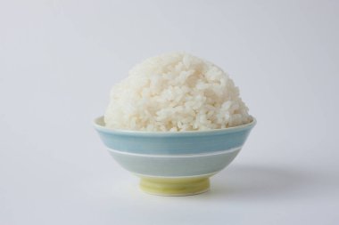 Bir kasede taze pişmiş beyaz pirinç, stüdyo çekimi.