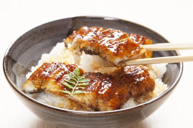 soslu marinelenmiş yılan balığı ve haşlanmış pirinç. 