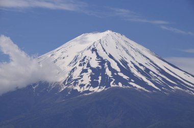 Japonya 'daki görkemli Fuji dağının güzel manzarası