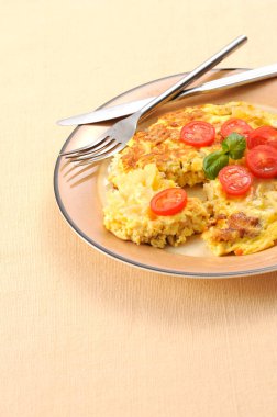 Domatesli omlet ve tabakta fesleğen