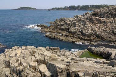Deniz kenarındaki uçurumlar. Kuzey Fukui ilindeki Tojinbo Kayalıkları, Japonya.