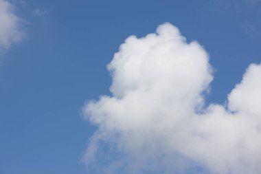 Mavi gökyüzünde beyaz bulutlar.