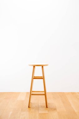 boş tahta sandalye beyaz duvar zemininde kopyalama alanı ile