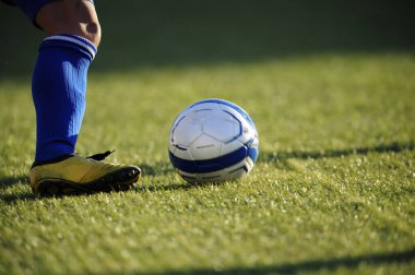 Spor giyim sektöründe futbol oynayan insanların bacağı.                 